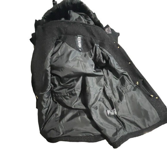 - INTL d.e.t.a.i.l.s Coat with fur Hood Size Medium - Picture 12 of 16